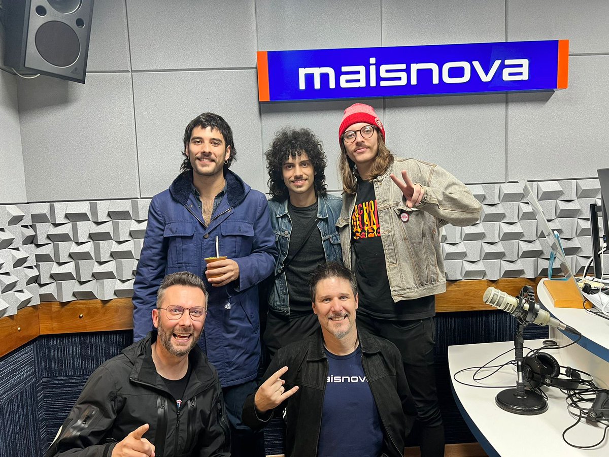 maisnovafm's tweet photo. Hoje tivemos o prazer de receber a galera da @colomyoficial aqui na @maisnovafm 🤩

A @colomyoficial será a responsável pela abertura do show dos @titasoficial amanhã na FIERGS em Porto Alegre, não perca! 

#show #colomy #titas https://t.co/EbpvrnyjF2