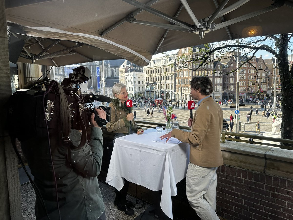 IGC_Adam's tweet photo. Verslag van alle Bevrijdingsdag activiteiten in Amsterdam door @AT5 Live vanaf ons balkon. Presentatie @RonaldOlsthoorn https://t.co/gOBQJg6AmA