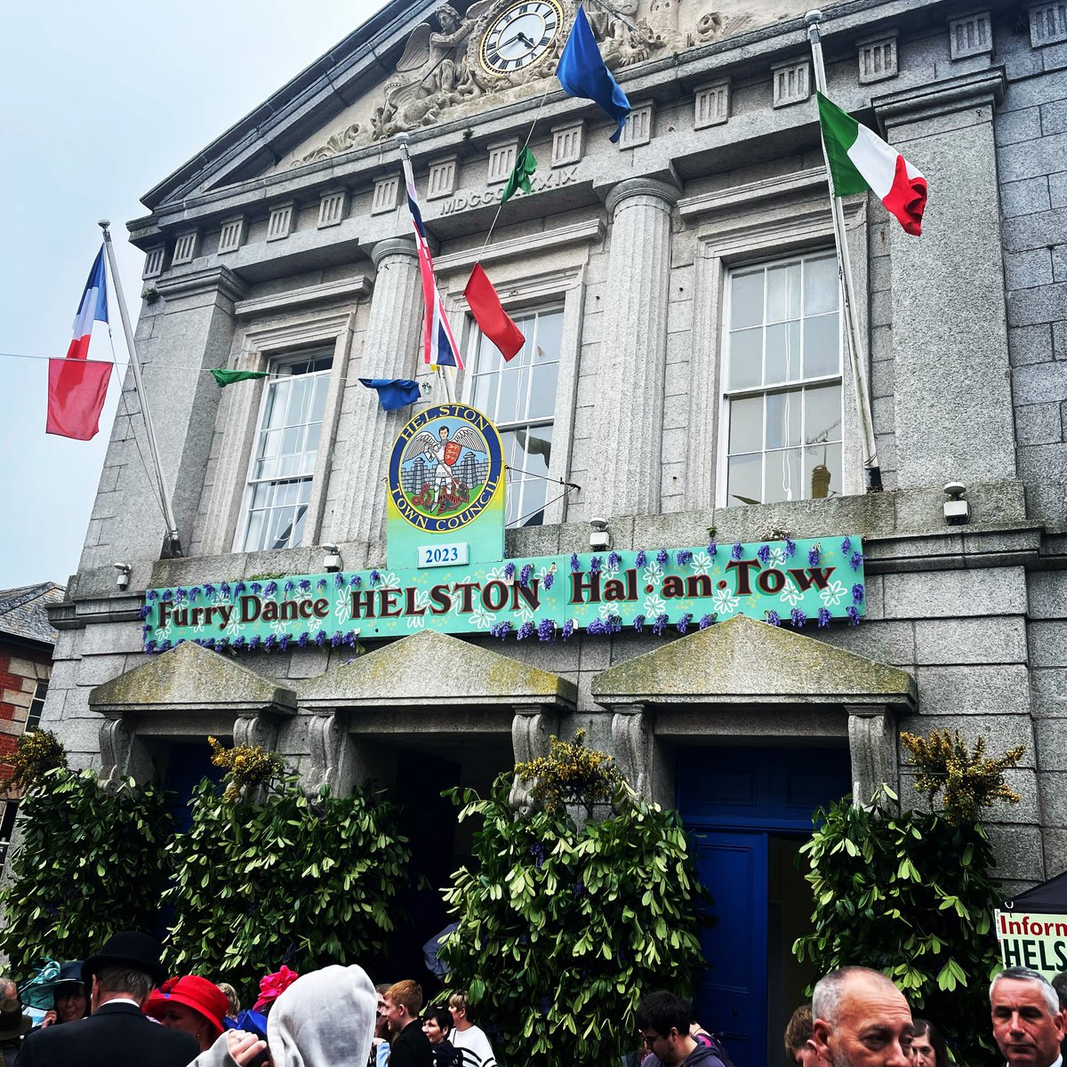 GillianSmith67's tweet photo. Flora Day…. #ancienttraditions #HelstonFloraDay https://t.co/RF2YJTcC8u