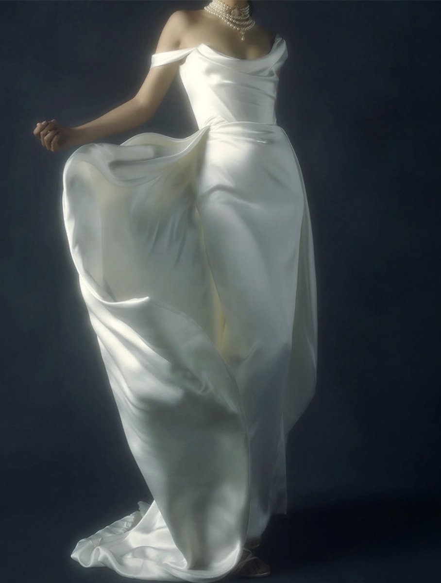 modeIarchives's tweet photo. this vivienne westwood gown https://t.co/kCjBpCZgof