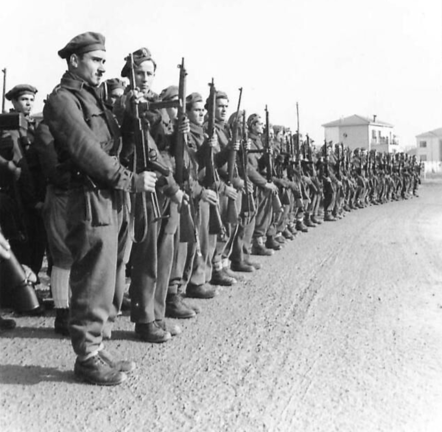 6thairborne's tweet photo. Weapons That Aren't Yours
Garibaldi Brigade, Italian Partisans present arms, MP40 & Mk 4 Lee Enfields during the ceremony of laying the wreath beneath Garibaldi statue, Ravenna.
IWM NA 22064
📸Sgt. Bowman No. 2 AFPU 4th February 1945
#WTAY https://t.co/I6d11MuLob