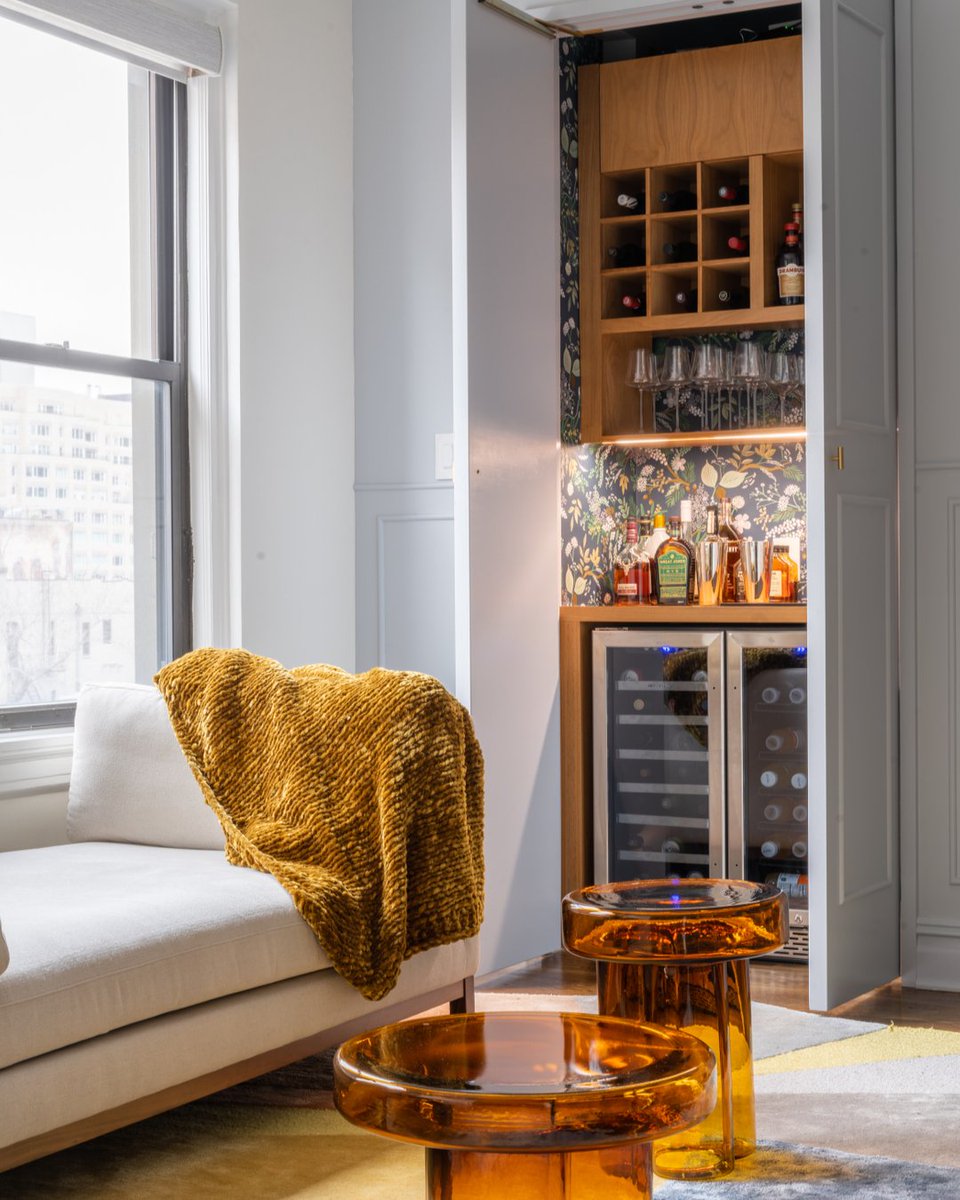 An explosion of colors and textures make this living room so fun | Upper East Side 2.0

📸: @joan.porcel ⁣
.⁣
.⁣
.⁣
.⁣
.⁣
#SMinteriors #interiordesign #design #custominteriors #luxuryinteriordesigners  #luxuryinteriors #urbaninteriors #moderninterior #resident...