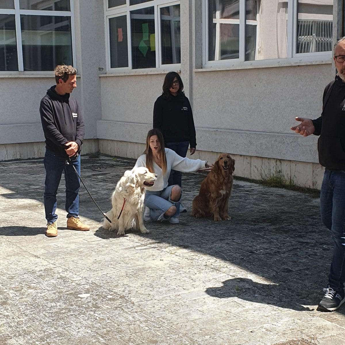 LisideTaranto's tweet photo. Appuntamento #CinofiliaAscuola" 
Antonio Mele, responsabile tecnico e istruttore cinofilo dell'Antek Dog School e il suo staff di educatori stamattina  hanno  incontrato i nostri ragazzi 👏👏👏 @ComuneTaranto @RegionePuglia @MIsocialTW @MiC_Italia https://t.co/duF63E1d5X
