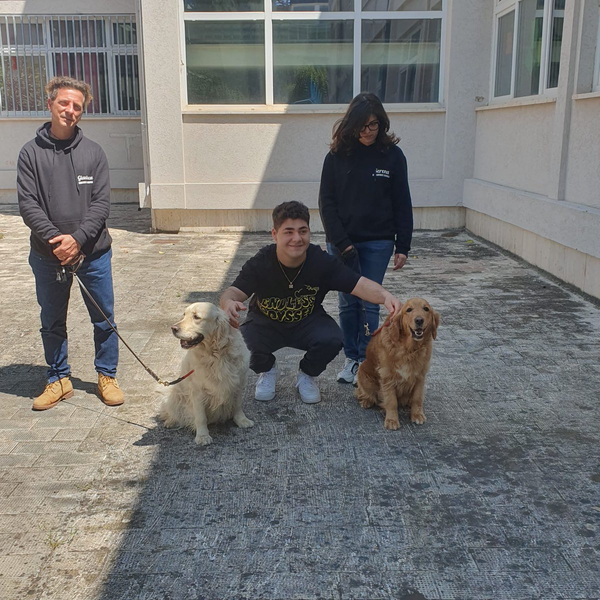 LisideTaranto's tweet photo. Appuntamento #CinofiliaAscuola" 
Antonio Mele, responsabile tecnico e istruttore cinofilo dell'Antek Dog School e il suo staff di educatori stamattina  hanno  incontrato i nostri ragazzi 👏👏👏 @ComuneTaranto @RegionePuglia @MIsocialTW @MiC_Italia https://t.co/duF63E1d5X