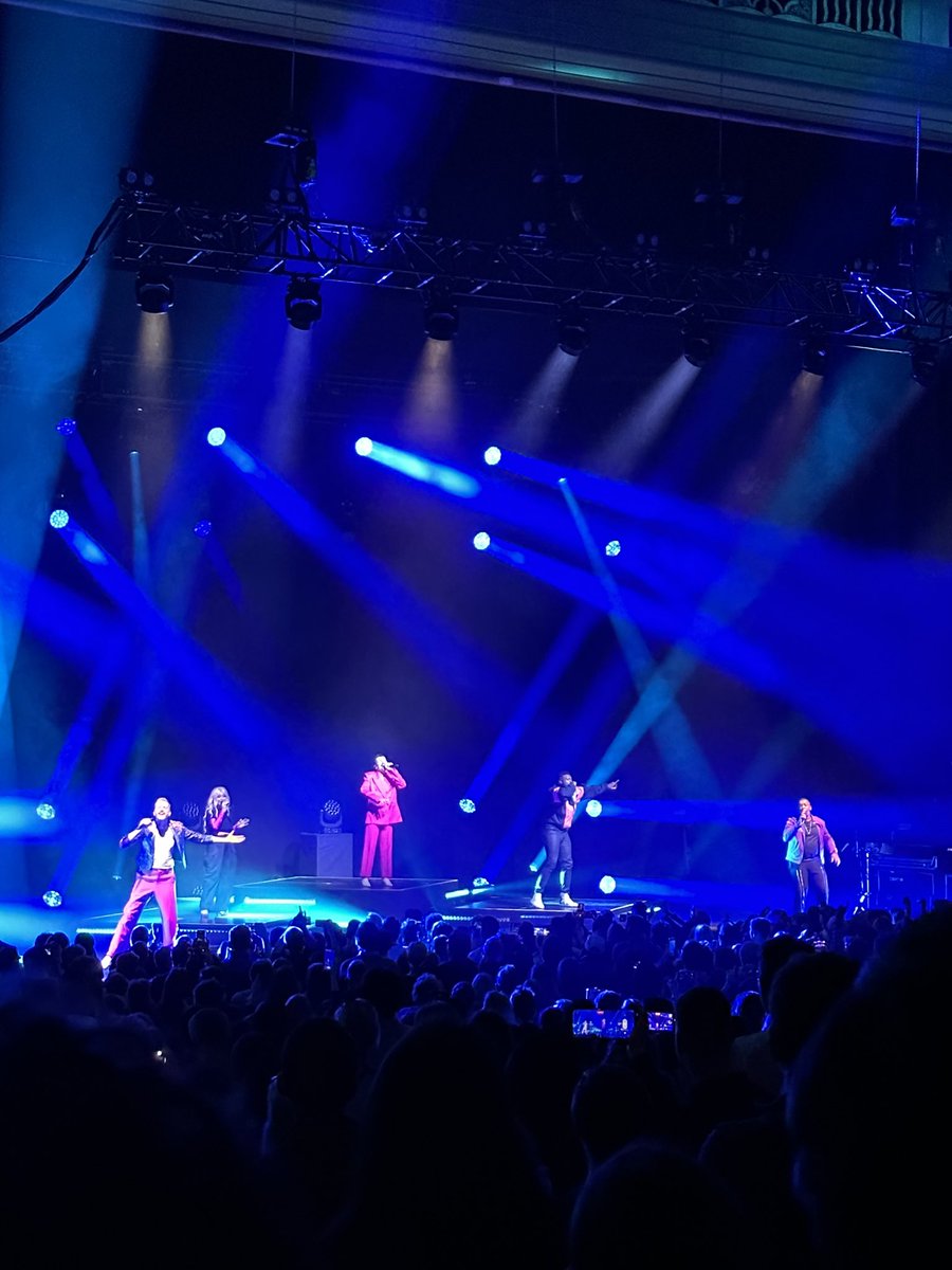 LesleyEm's tweet photo. @PTXofficial were amazing last night @EventimApollo https://t.co/Kc1t9SVNC7