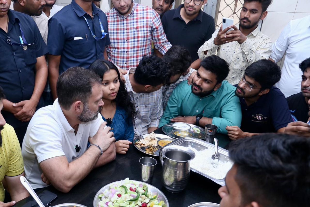 हॉस्टल की कैंटीन का स्वाद और छात्र-छात्राओं से बात...

दिल्ली विश्वविद्यालय के हॉस्टल में विद्यार्थियों के बीच <a href="/RahulGandhi/">Rahul Gandhi</a> जी