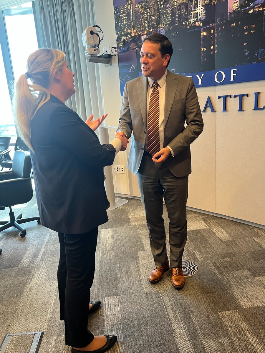 PLinLosAngeles's tweet photo. CG Wolańska and Deputy Speaker @MMGosiewska  met with Deputy @MayorofSeattle Greg Wong. Seattle-Gdynia has already established Sister City cooperation, but there are more ways to cooperate also in the field of humanitarian relief for 🇺🇦. https://t.co/I6QHanLEXA