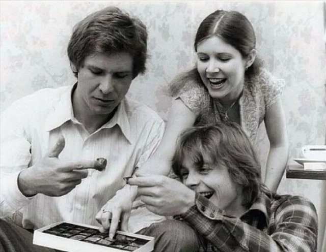 eddyclapton's tweet photo. Harrison Ford (34 años), Mark Hamill (25 años) y Carrie Fisher (19 años) en el set de La guerra de las galaxias, 1976. #BatallaDePuebla #5DeMayo #FierroPoderoso https://t.co/Fe9OyXn8sC