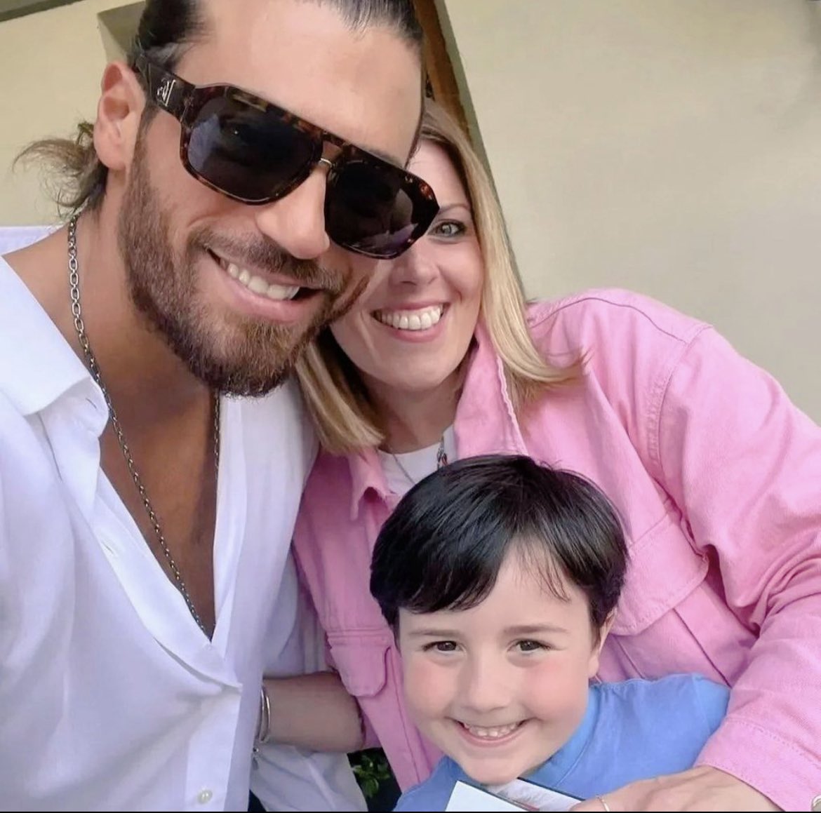 Little boy with his mummy came to meet Can and brought him some cars so he can give them to children in hospitals.., 👏👏👏#CanYaman 

Mummy uou have very thoughtful son 🤍