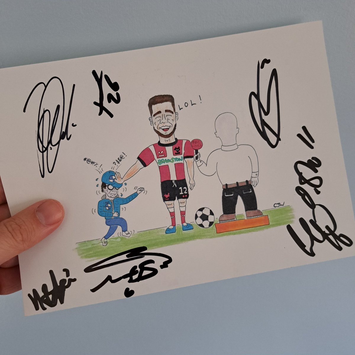 ‼️Only two days left to pre-order‼️

ebay.co.uk/itm/3945711432…

Approaching £4,000 raised for the club. Incredible! 😯

Retweet this tonight, follow <a href="/imptoons/">Imptoons! 🇺🇦</a>, and I'll draw a name from the hat to send this player-signed copy of my favourite cartoon from this season... 

🤭🔴⚪️
