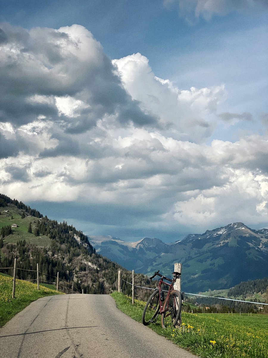 themullerfiles's tweet photo. Moody weather on the commute home today 🌦️🚲🏔️.
#Switzerland #clouds #bicyclecommute https://t.co/BssdRwq4jd