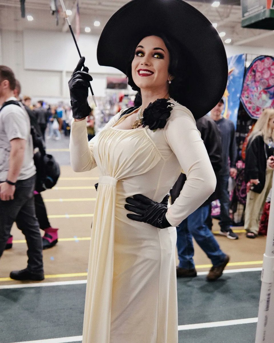 LifeOfCosplay's tweet photo. Some Lady Dimitrescu con photos from Four State Comic Con!

#ladydimitrescu #fourstatecomiccon https://t.co/9mDoQks970