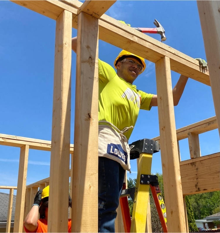 MinutemenCHS's tweet photo. Look at our students help 
build a house with Habitat for Humanity! We love seeing our students helping out in the community! #Concordpride #WeareConcord https://t.co/ulata7uHnb