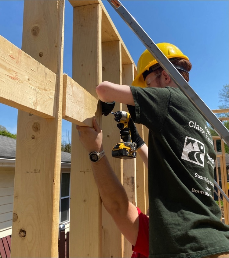 MinutemenCHS's tweet photo. Look at our students help 
build a house with Habitat for Humanity! We love seeing our students helping out in the community! #Concordpride #WeareConcord https://t.co/ulata7uHnb