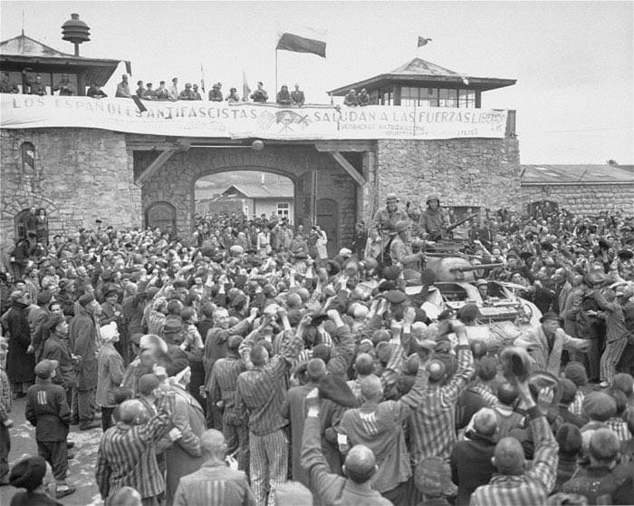In this photograph, Spanish anti-fascist prisoners celebrate their liberation from the Nazi death camp at Mauthausen with a banner on May 5, 1945.

The fight against fascism continues today.

Taken from 'The May Days: Stories of Courage and Resistance':

crimethinc.com/2017/05/01/may…