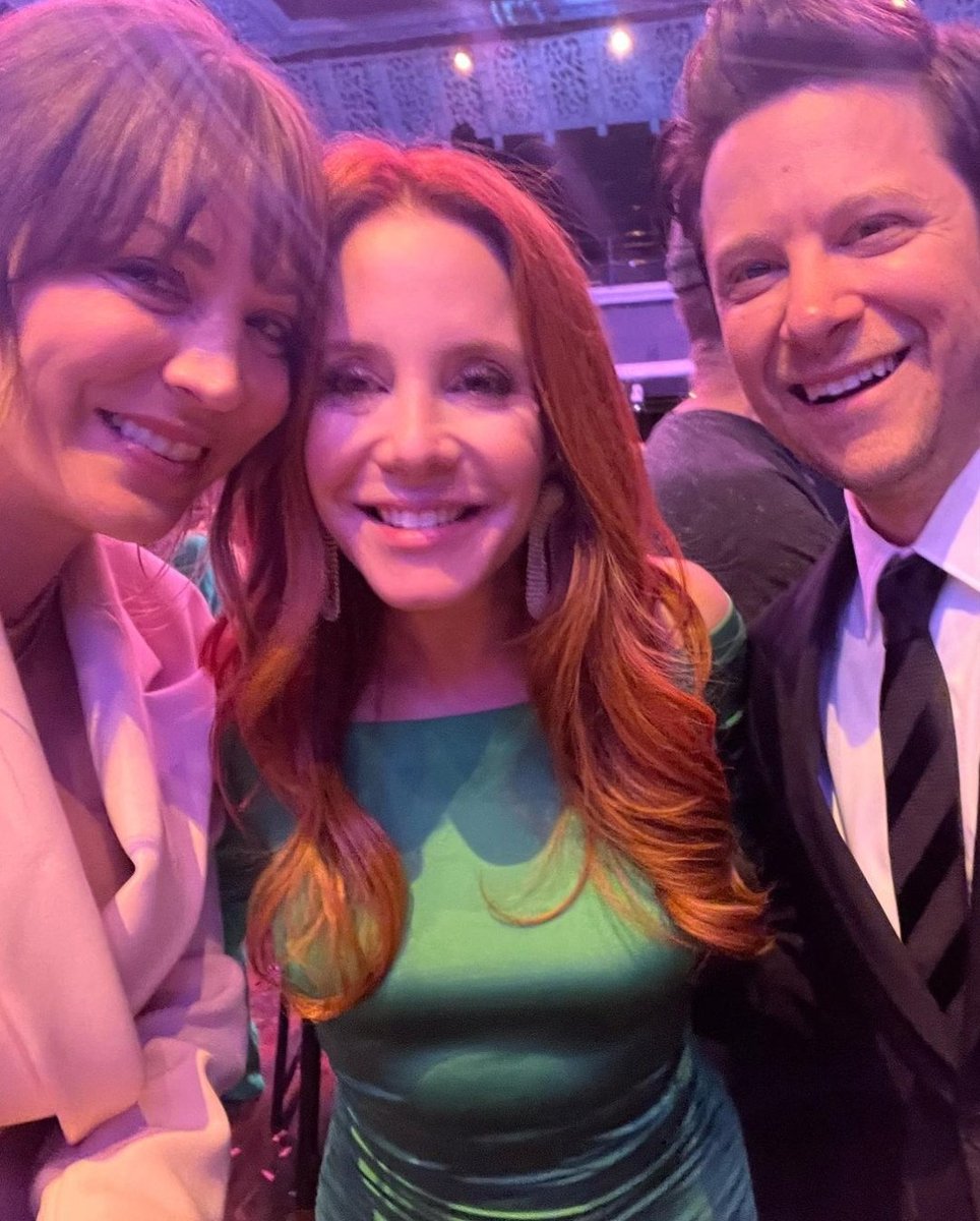 Il_Nerdastro's tweet photo. Chissà se dopo tutti questi anni, le "8 Semplici Regole" valgono sempre..
#KaleyCuoco ritrova i suoi "fratelli" di #8SimpleRules, #AmyDavidson e #MartinSpanjers, ad un evento benefico della John Ritter Foundation, l'organizzazione nata a nome del loro papà televisivo.

#SerieTV https://t.co/lJlF72TPta