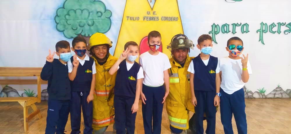 bomberos_anz's tweet photo. Funcionarios del departamento de educación bomberos, asistieron a la U.E "Tulio Febres Cordero", en el Municipio Simón Bolívar, sector "Pueblo Nuevo Sur" https://t.co/yiVHtsVgou