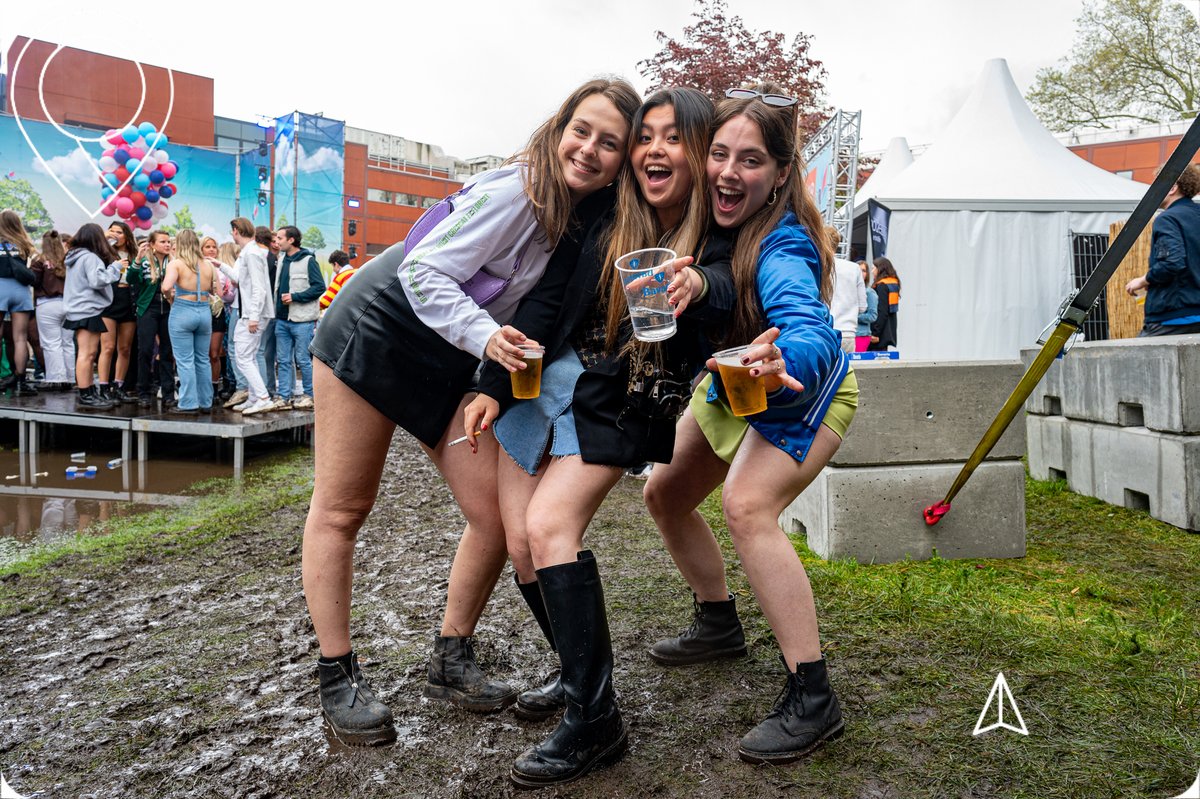 Ook dit jaar werd er weer volop gefeest in de Muzentuin in Tilburg. Tijdens het Studentenbevrijdingsfestival viert studerend Nederland de vrijheid.

Bekijk hier de foto's: soeq.nl/q/studentenbev…

#5mei #Bevrijdingsdag #Studentenbevrijdingsfestival #Tilburg