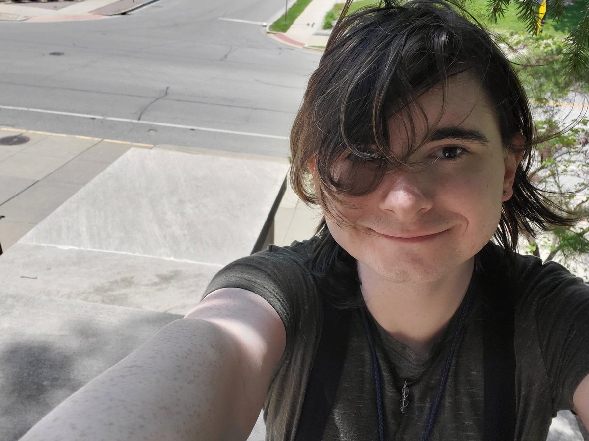 ElisesWeb's tweet image. Today on "Goths on Ledges" we have the crow happily enjoying the outside warmth and wind away from everyone else