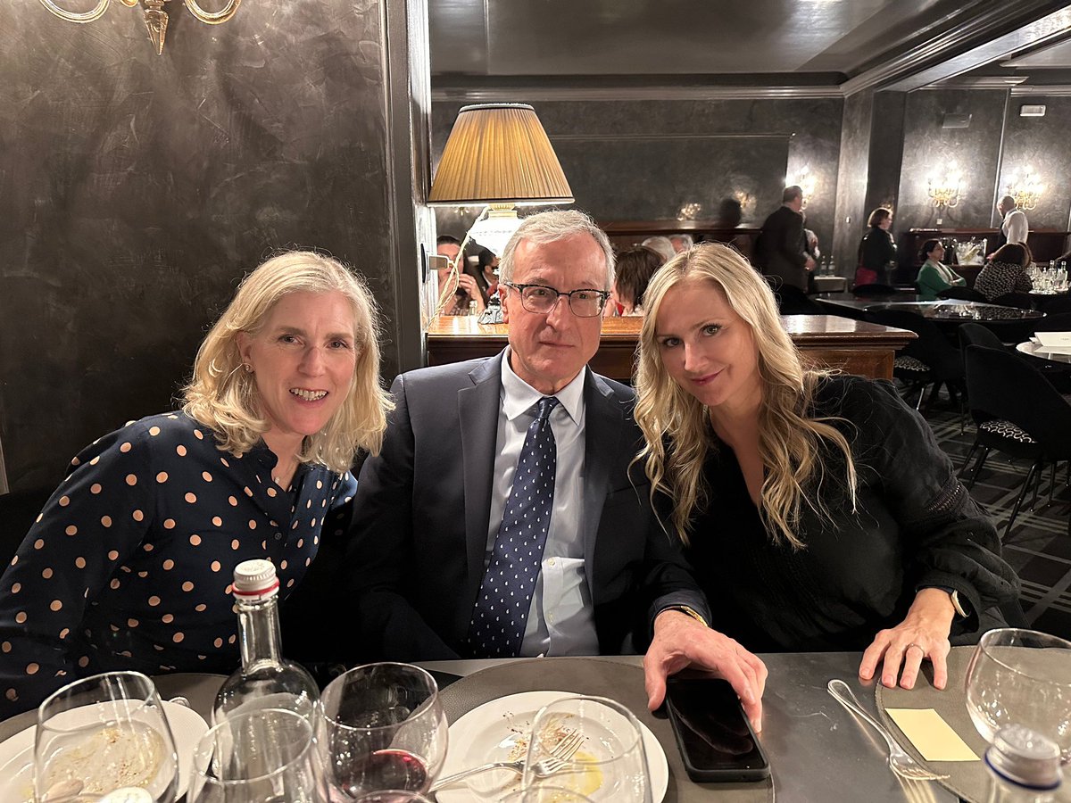 Mayo Clinic representing @emas_online in Florence, Italy with hot topics in #menopause speaking on weight gain, cardiometabolic risk factors at midlife and cognitive health. @WHMayoClinic @MayoGIMFL @StephFaubionMD and Dr. Walter Rocca