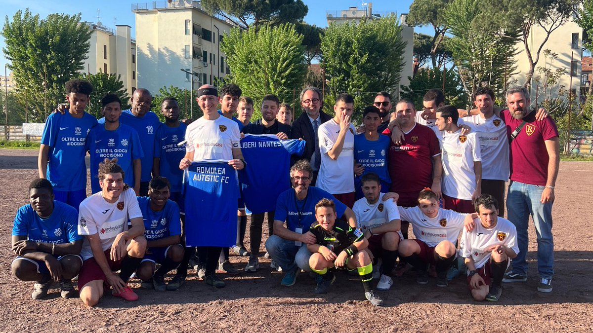 📷✌🏽Foto di gruppo al termine di una gara all’insegna dell’inclusione tra i ragazzi speciali di #AutisticFC e la selezione di <a href="/liberinantes/">A.S.D. Liberi Nantes</a>. Che da oggi avranno palloni, reti e borse medicali in più💪🏻