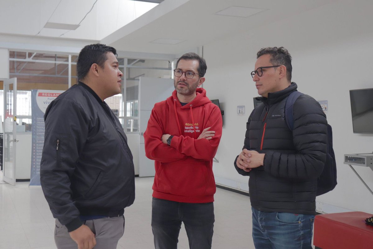 ConsejeriaTIC's tweet photo. ¡Visitamos el #NodoDigital de Veracruz, administrado por el @IPESBogota!🤩

Este es uno de los 240 puntos de conectividad pública gratuita para que niños, niñas, jóvenes y adultos  aprovechen las herramientas tecnológicas  y accedan a programas de apropiación digital👨🏻‍💻👩🏼‍💻. https://t.co/ki87857kY2