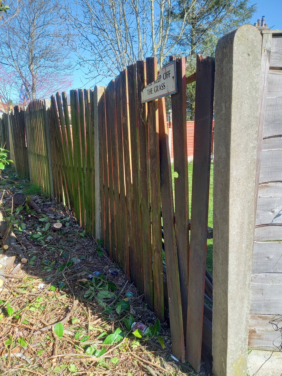 gardener_nick's tweet photo. 9 section fence replacement today for @GroundControlGC all materials supplied by @HCFencing. Happy client and happy team. https://t.co/gAqcYib6uH