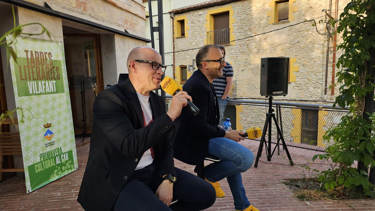 Ajuntament de Vilafant (@ajvilafant) on Twitter photo .<a href="/CesarGlz17/">César González</a> ha preguntat a l'autor <a href="/CarlesInsa/">Carles Insa</a> del "Gurú de las Ventas" pel títol del llibre. González ha explicat que és un llibre de creixement personal i no de ventes i ha preguntat el perquè d'aquest títol. .<a href="/CesarGlz17/">César González</a> ha preguntat a l'autor <a href="/CarlesInsa/">Carles Insa</a> del "Gurú de las Ventas" pel títol del llibre. González ha explicat que és un llibre de creixement personal i no de ventes i ha preguntat el perquè d'aquest títol.