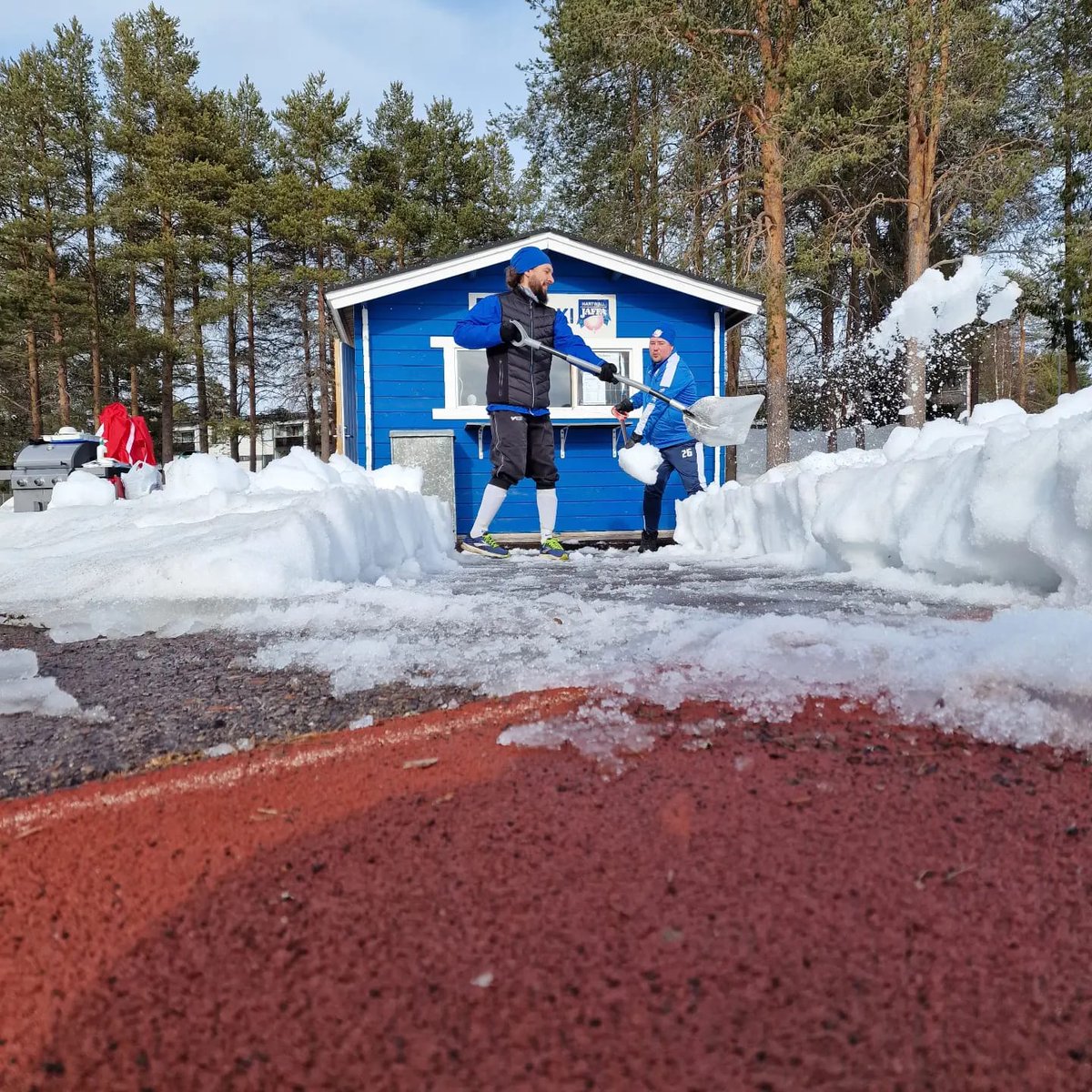 Byyri's tweet photo. Sodankylästä terveisiä! 🇫🇮

”Suomi on edelleen pitkä maa! Sunnuntain Junnujen ja Edustuksen kotipeleihin piti vielä vähän ekstratöitä tehdä.

Kioski esiin, katsomoon yleisölle polku, kentän viivat esiin ja linjatuomareille juoksutilaa.”

#Sodankylä #jalkapallo https://t.co/7S8LJcSBbH