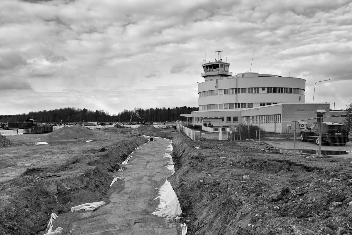 kari_aleksi's tweet photo. Stadin Cruising Stadin ainoalla lentokentällä. @vihreat #malminlentokenttä #malmiairport #savemalmi https://t.co/OECaDO2RSV