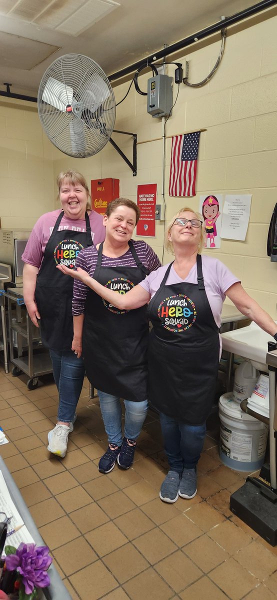 Thank you to these wonderful school lunch heroes! Happy school lunch hero day! <a href="/NASHUASCHOOLS/">NashuaSchools</a> #onenashua #nsd42