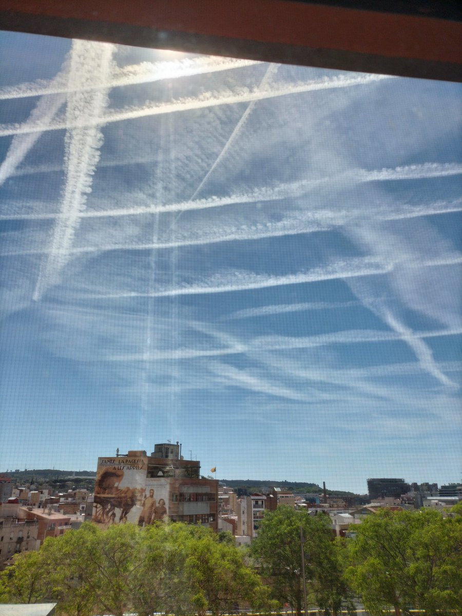 Maribel24253086's tweet photo. @ToniRamonPerez1 Son estelas de condensacion...esto es en el distrito de Sants barcelona .pues si que vuelan juntitos los aviones,ya me direis que es? https://t.co/sxCT4WzMWa