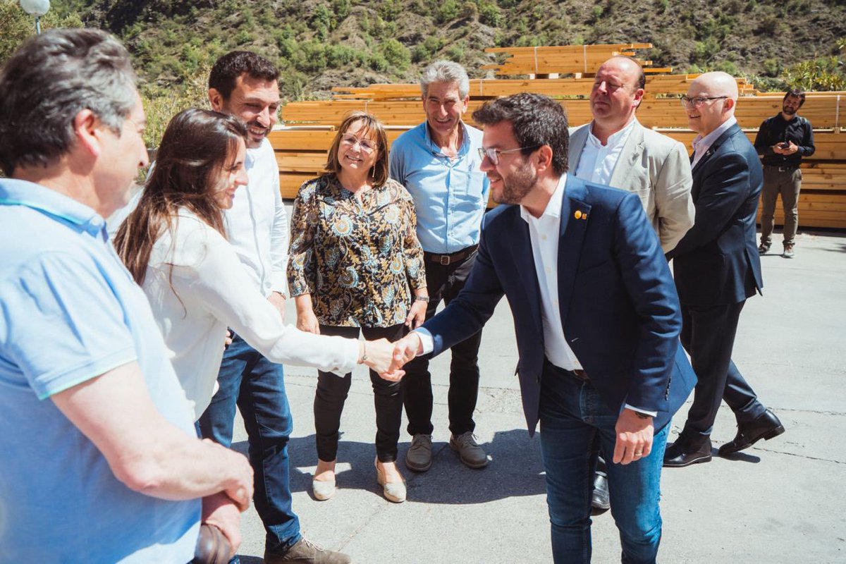govpirineuiaran's tweet photo. El #president de la Generalitat @perearagones visita l'#AltPirineuiAran 

📌 Visita a l'empresa Fustes @eSebastia de Rialp

📌 Visita a les Bodegues @castelldencus i passejada pel nucli de #Talarn https://t.co/sg0WMtswtT