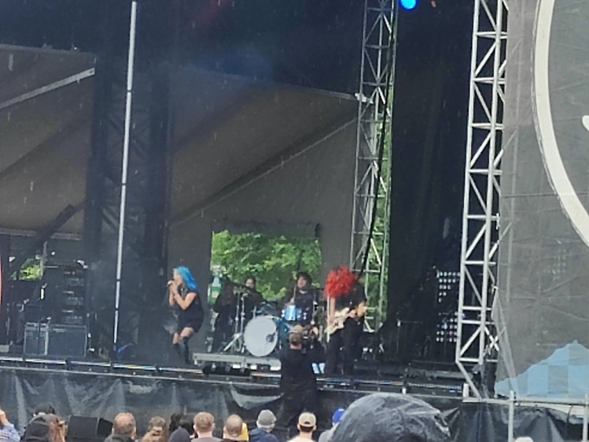 dimikagi's tweet image. Watching a fantastic set by @charlottesands in the rain at @ShakyKneesFest