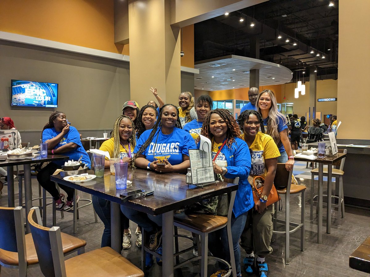 MCMSCoogs's tweet photo. The 8th Grade Class of '23 and their Chaperons enjoyed their class trip to Main Event! #WorkHardPLAYHARDER #GOATS #BUFFBOUND @MHS_Buffs #CougarstoBuffs https://t.co/G1j3jTTpbJ