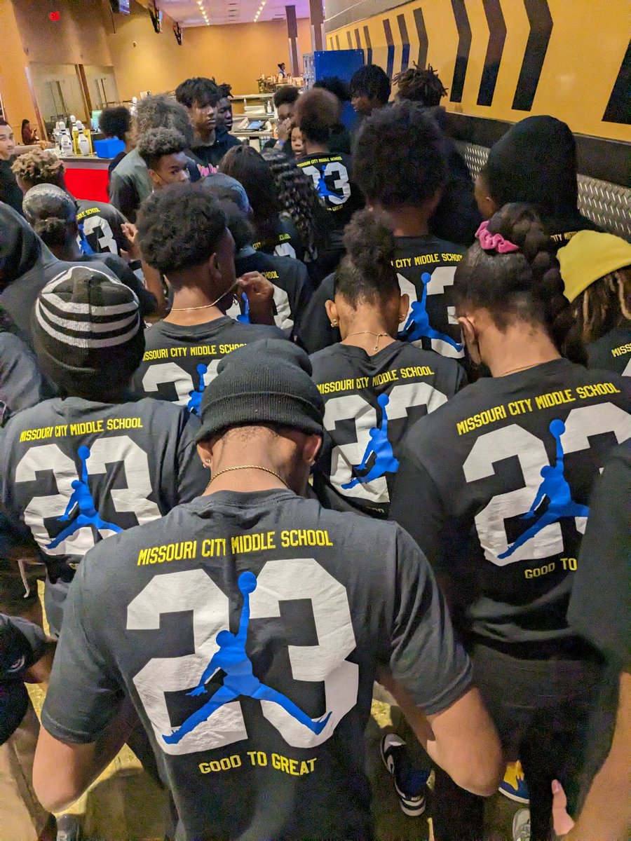 MCMSCoogs's tweet photo. The 8th Grade Class of '23 and their Chaperons enjoyed their class trip to Main Event! #WorkHardPLAYHARDER #GOATS #BUFFBOUND @MHS_Buffs #CougarstoBuffs https://t.co/G1j3jTTpbJ