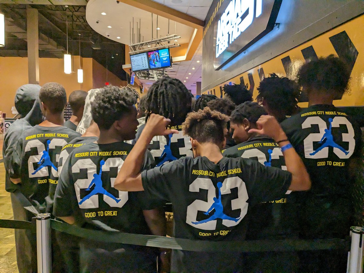 MCMSCoogs's tweet photo. The 8th Grade Class of '23 and their Chaperons enjoyed their class trip to Main Event! #WorkHardPLAYHARDER #GOATS #BUFFBOUND @MHS_Buffs #CougarstoBuffs https://t.co/G1j3jTTpbJ