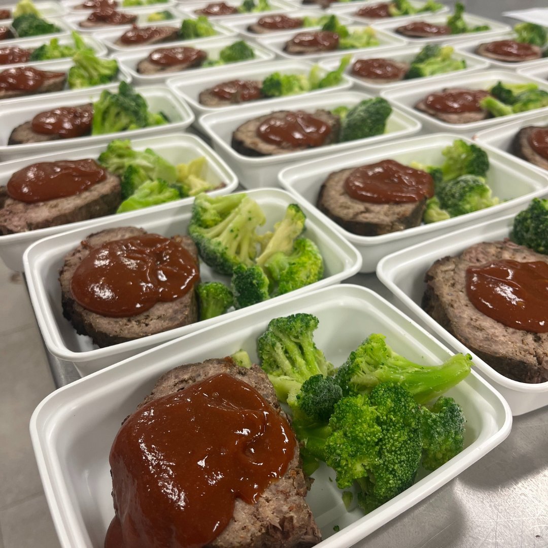 PEIschoolfood's tweet photo. We dropped off 35 meals today to the Charlottetown community fridge from Stratford today.
The yummy meal was meatloaf with bbq sauce and broccoli π₯¦
#peicommunityfridge # PEI #PrinceEdwardIsland #PEISchoolFoodProgram https://t.co/DLwy057uVN