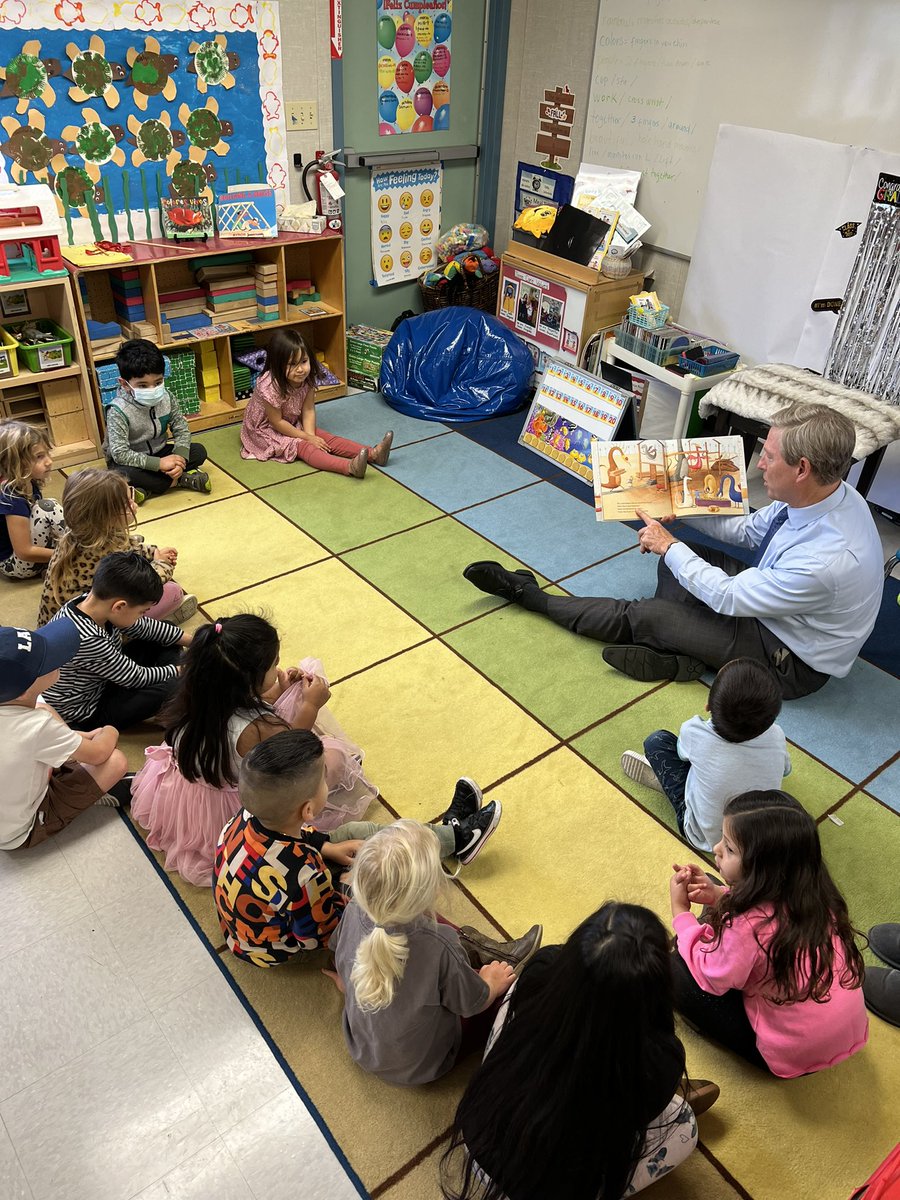 Happy #Take5andRead! Today, DA Nasarenko shared his love for books by reading to jumpstart preschoolers at Will Rodgers Elementary in Ventura.

#Take5VC #WeReadVC #TalkReadSing