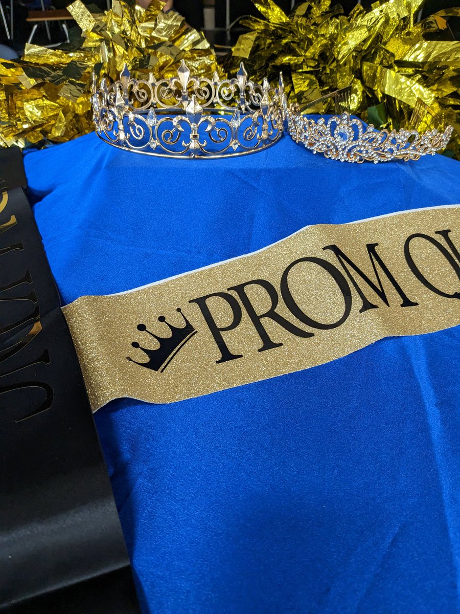 MCMSCoogs's tweet photo. Tonight is the night! Who will be the QUEEN AND KING OF THE FORMAL? #MCMSPTO #8THGRADEFORMAL #Classof2023 #BuffBound @MHS_Buffs 💙💛🐾 #GoodtoGreat https://t.co/bWBIk3eN6c
