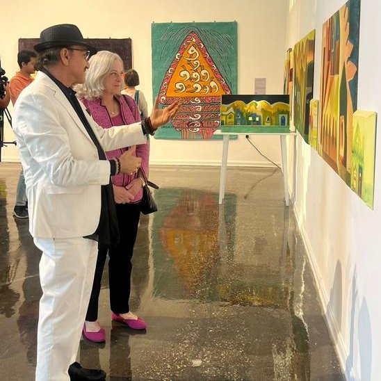 أُعجبت بالمعرض الجديد في الكاليري، تحت عنوان "حنين" للفنان إياد الموسوي. تعكس لوحاته وجدارياته تراث العراق وحضارة بلاد ما بين النهرين - البيوت التقليدية والأحياء والمدن والطبيعة. شكراً لك يا إياد على إضافتك إلى تاريخ العراقي الفني العريق.