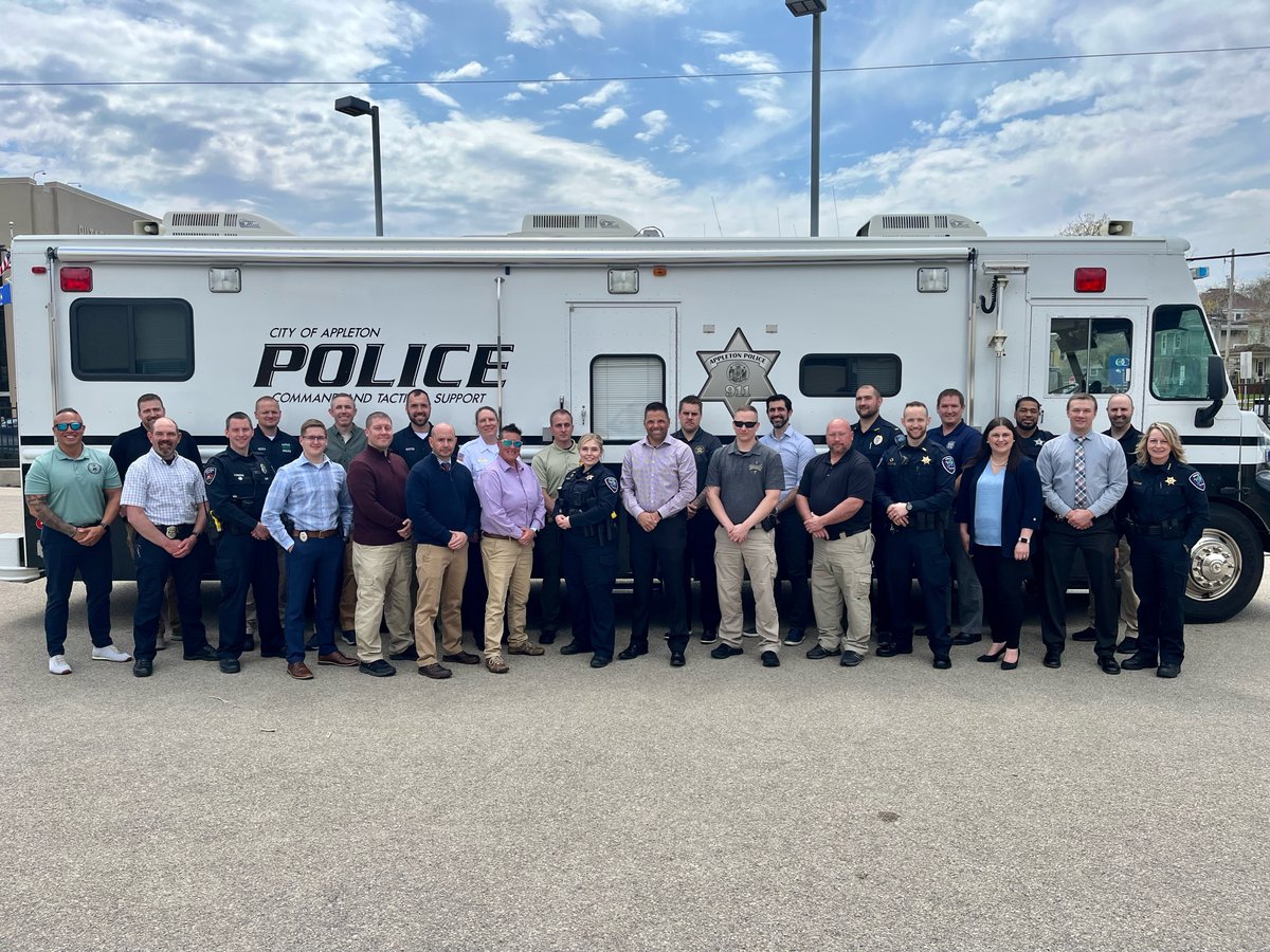 FBI-LEEDA (@fbileeda) on Twitter photo A group so good Matt had to join them in the picture! Congrats to the graduates of this week's MPR - Appletown, WI class. Thank you to <a href="/AppletonPD_WI/">Appleton Police</a> & Chief Polly Olsen for hosting. Check out our upcoming MPR classes and sign up for one here: ow.ly/b2Wr50OgW38 A group so good Matt had to join them in the picture! Congrats to the graduates of this week's MPR - Appletown, WI class. Thank you to <a href="/AppletonPD_WI/">Appleton Police</a> & Chief Polly Olsen for hosting. Check out our upcoming MPR classes and sign up for one here: ow.ly/b2Wr50OgW38