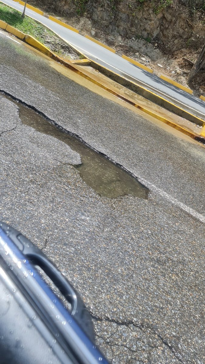 ivelissege's tweet photo. Señores @HidroCapital2 @hidrocapital3 @Alcaldiasucrea @GobiernoMiranda Nuevamente este bote de agua por mas de tres meses en Av. Luis de Camoes. Macaracuay. Ya el asfalto socabado. Solucionar antes de que se haga un mega hueco y caiga otro carro https://t.co/ag5CqQC4Pn