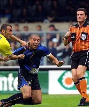 TuttiZangh's tweet photo. Il 5 maggio Lazio Inter doveva essere una passerella invece a Verona avevano mandato il chirurgo de santis a sistemare la cosa https://t.co/IsotYNeCzk