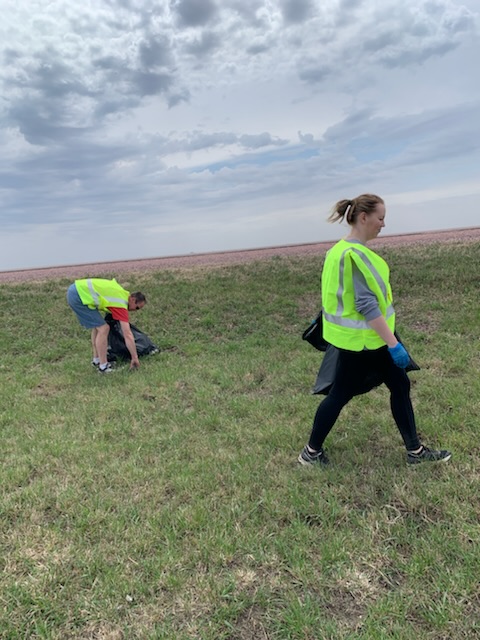 BankFrontier's tweet image. Beautiful sun, little wind and few bugs…yesterday was a great day to clean the ditches on Hwy 9 in Lyon County. #community #volunteer