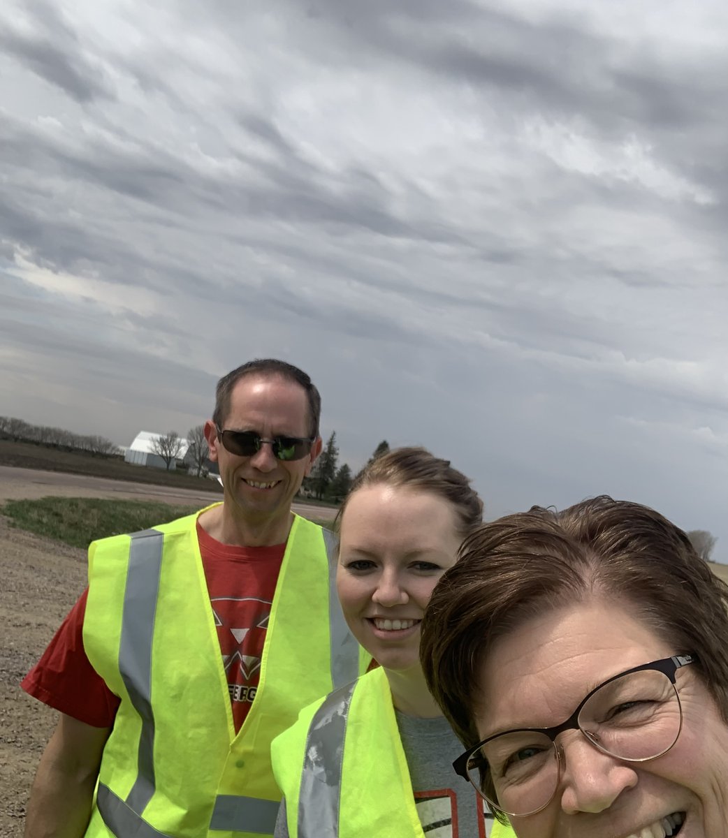BankFrontier's tweet image. Beautiful sun, little wind and few bugs…yesterday was a great day to clean the ditches on Hwy 9 in Lyon County. #community #volunteer