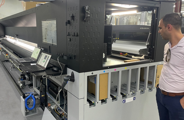 globalimaging's tweet photo. The P5 500 install is well underway @GeorgiaPrintco_ ! The @DurstUS  technicians have done a fantastic job, as always, getting her all set up and dialed in. A few more adjustments until this fine-tuned machine can start rolling out grand format greatness. https://t.co/ffo5SNVtNC