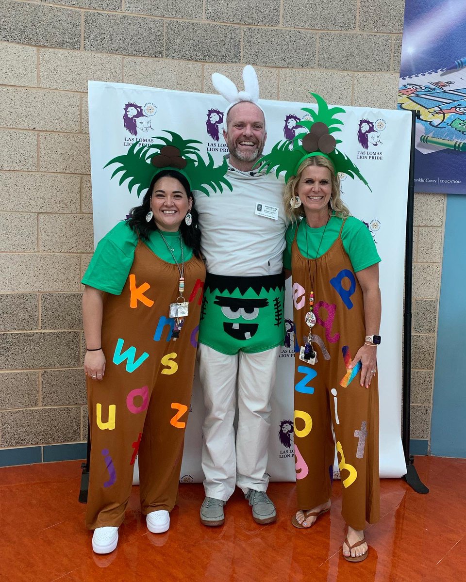 Even our volunteers joined the fun for our #storybookcharacterday! #neisdlibs #laslomaslibrary