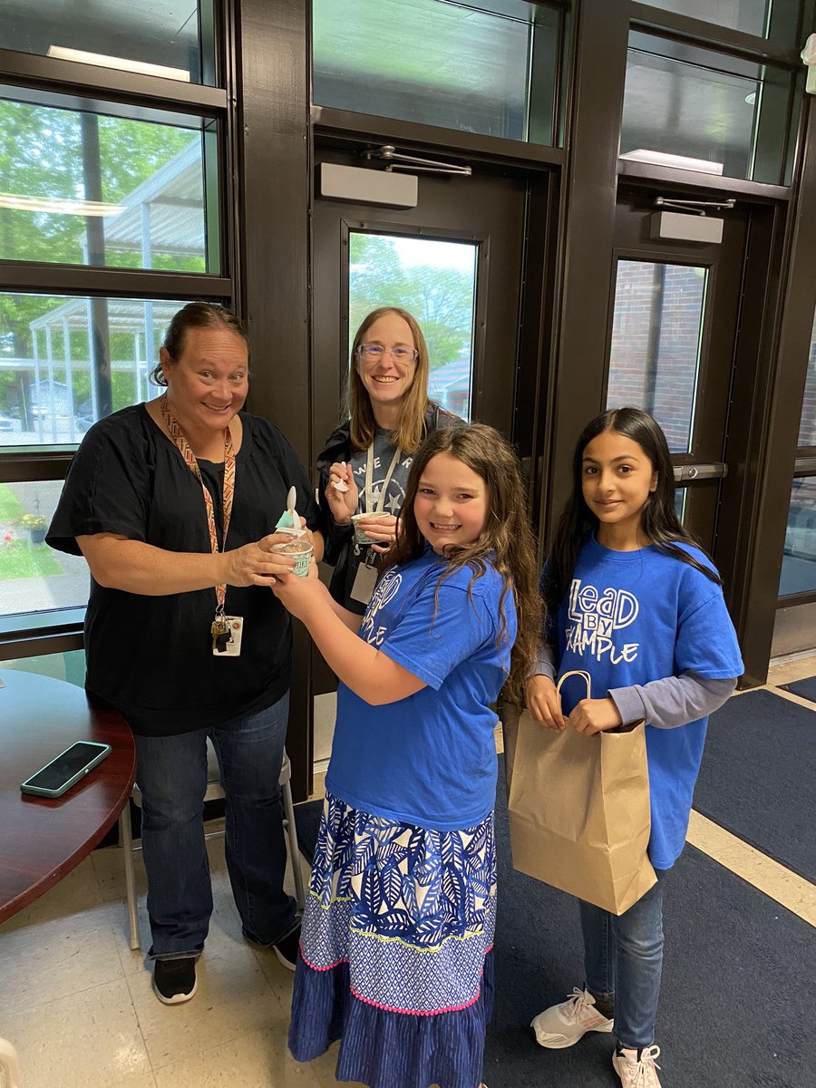 M_Wills2329's tweet photo. Headlines: An unusual number of smiles have been reported at DES today! #givingandreceiving #teacherappreciation #iscreamyouscream @Desbears @DCS_TN @KatiesIceCream https://t.co/ngailFvcBs