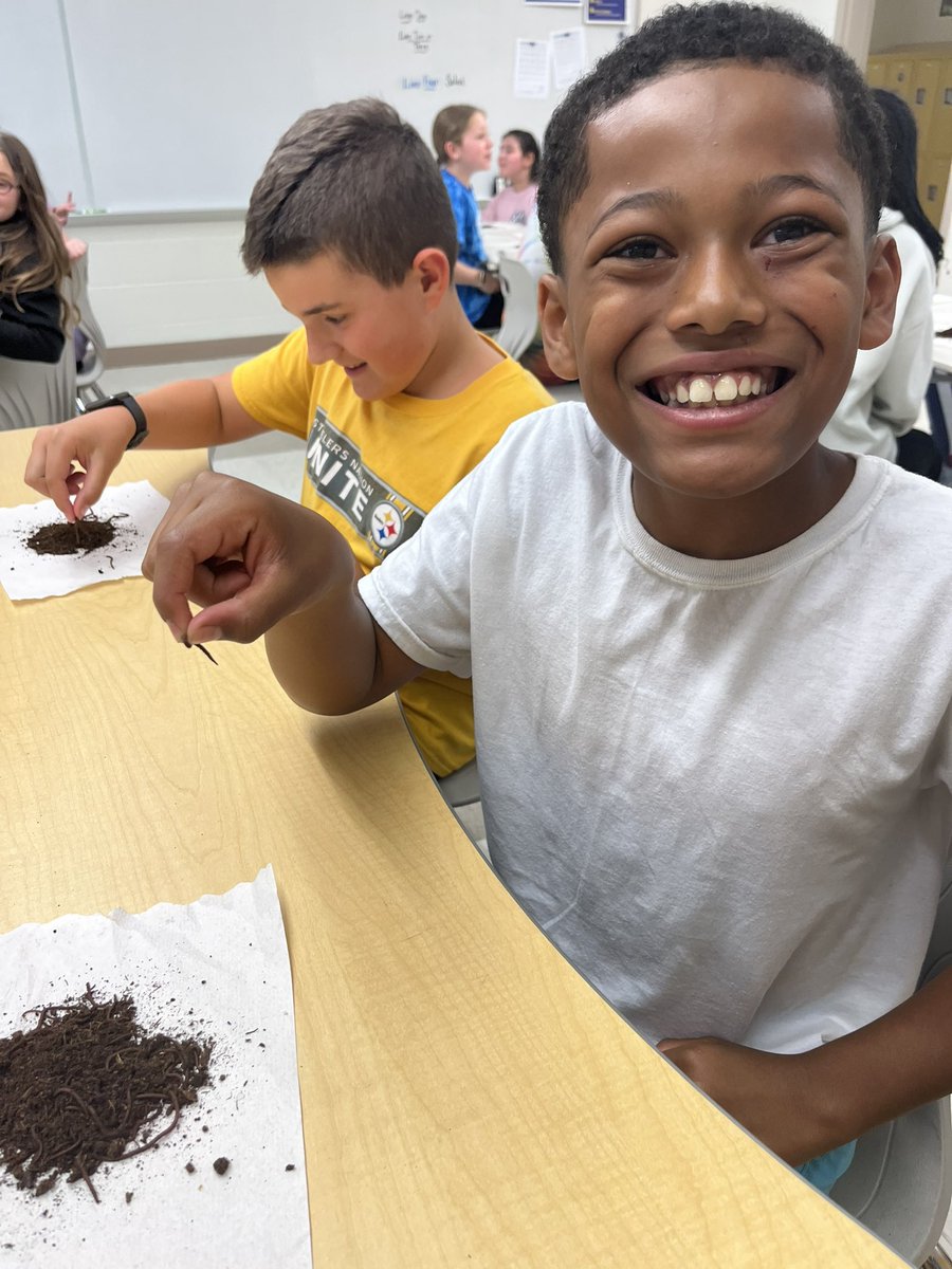 DAISLibrary's tweet image. @YorkSolid did a great job presenting worm composting to 4th graders! #DayofScience 🪱